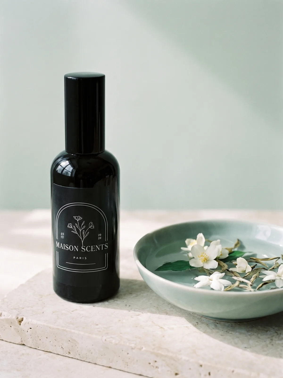 White Tea Room Spray, scent notes